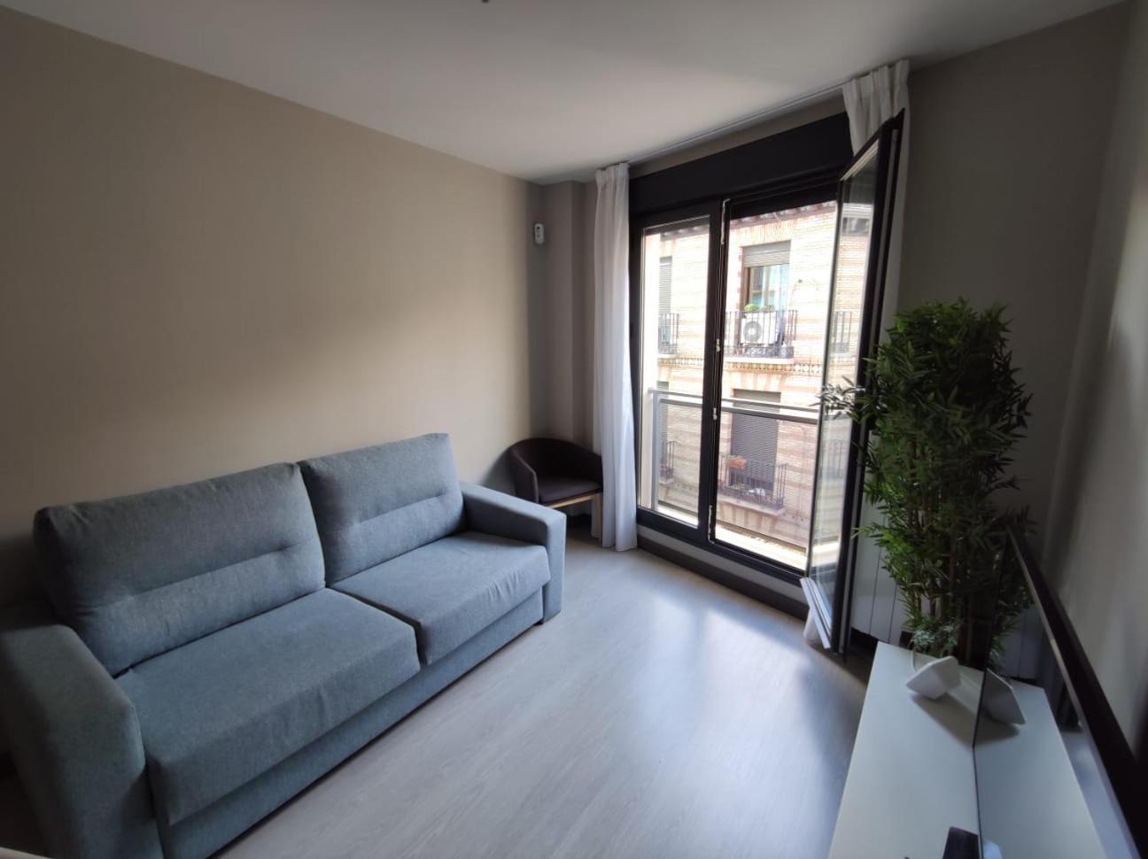 Apartment Eh - Heroismo *